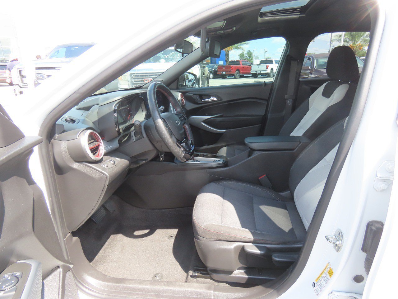 Used 2025 Chevrolet Trax RS w/ Sunroof Package FWD image 25