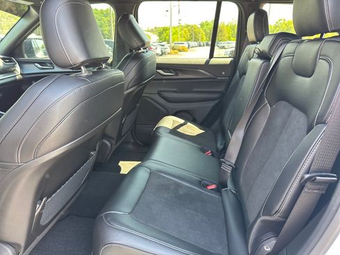 Used 2025 Jeep Grand Cherokee Altitude image 8