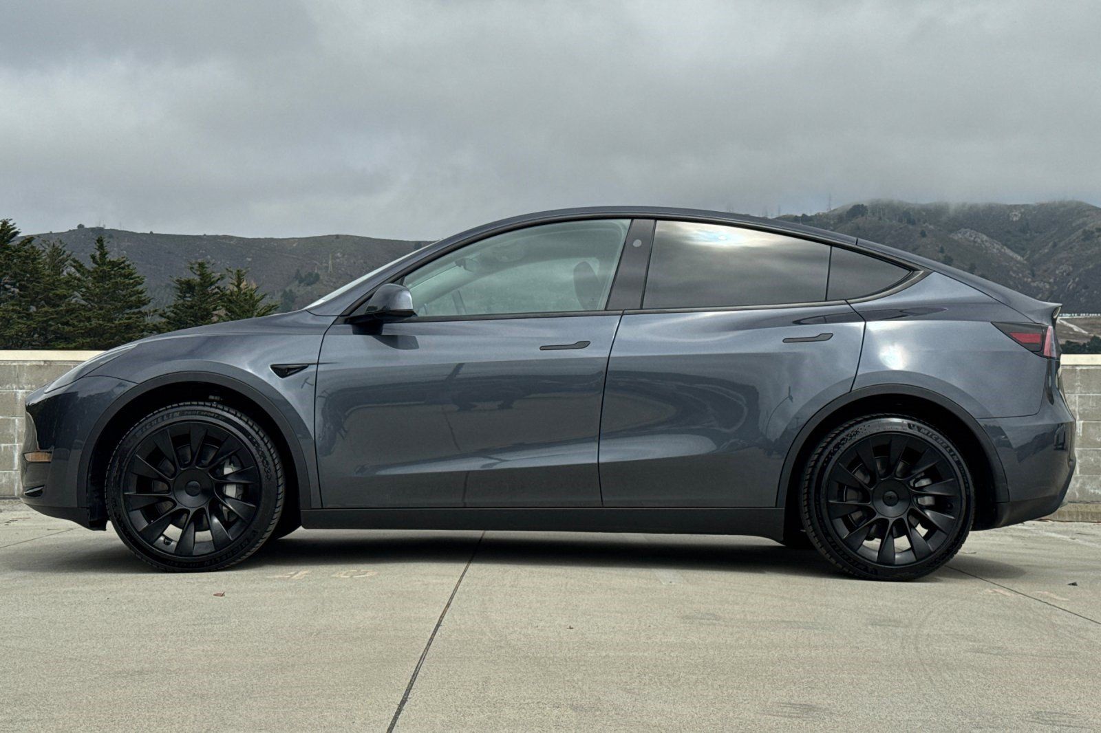 Used 2023 Tesla Model Y 2WD image 2