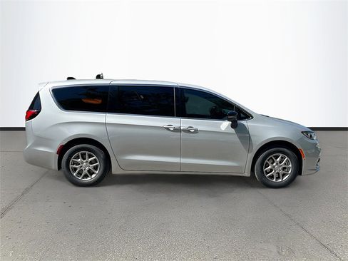 New 2026 Chrysler Pacifica Select image 8