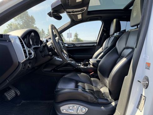 Used 2016 Porsche Cayenne Turbo AWD/4WD image 13