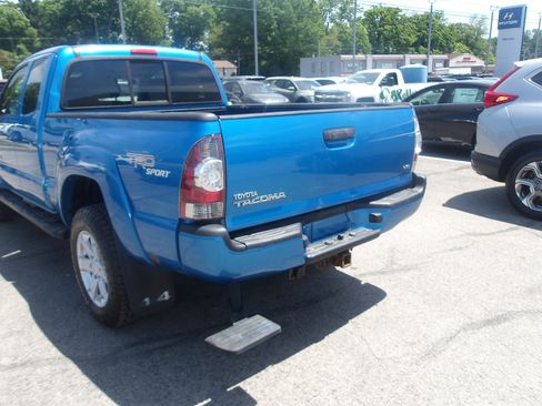 Used 2011 Toyota Tacoma 4x4 Access Cab V6 w/ TRD Sport Pkg image 5