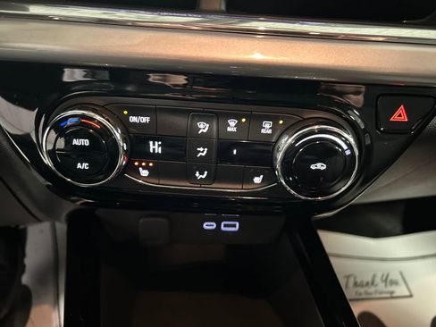 Used 2025 Chevrolet Trax LT w/ LT Convenience Package image 19