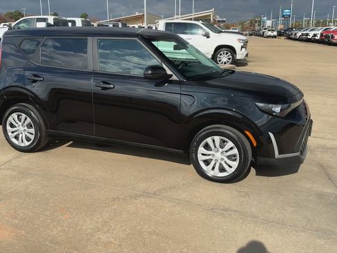 Used 2024 Kia Soul LX image 3