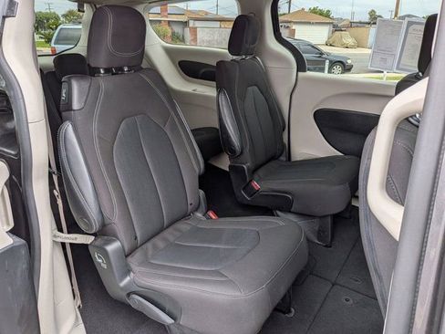 Used 2023 Chrysler Voyager LX FWD image 7