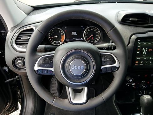 Used 2018 Jeep Renegade Latitude w/ UConnect 8.4 Nav Group image 22