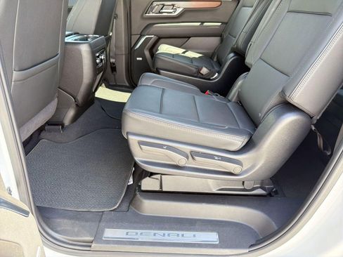 Used 2025 GMC Yukon XL Denali AWD/4WD image 14