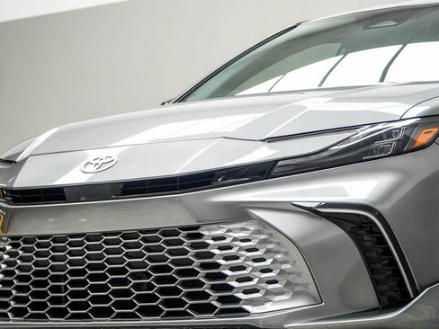 Used 2025 Toyota Camry XSE FWD image 2