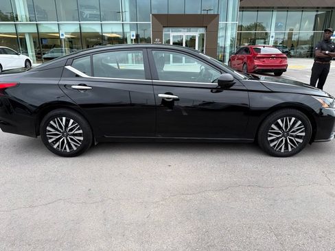 Used 2025 Nissan Altima 2.5 SV FWD image 3