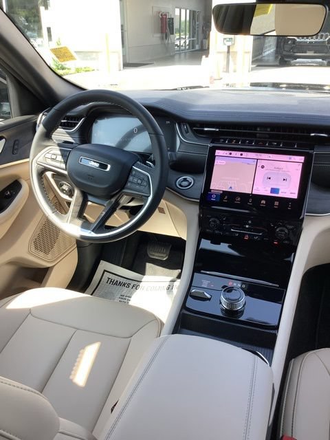 Certified 2025 Jeep Grand Cherokee Limited AWD/4WD image 12