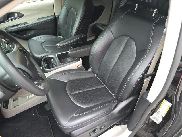 Used 2024 Chrysler Pacifica Touring-L FWD image 13