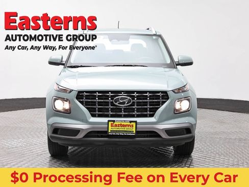 Used 2025 Hyundai Venue SEL FWD image 2