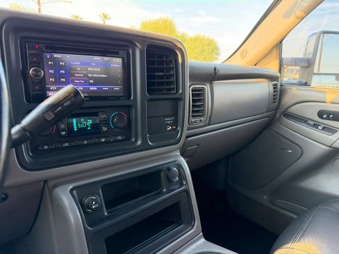 Used 2005 Chevrolet Silverado 2500 LT w/ Heavy-Duty Power Package AWD/4WD image 22