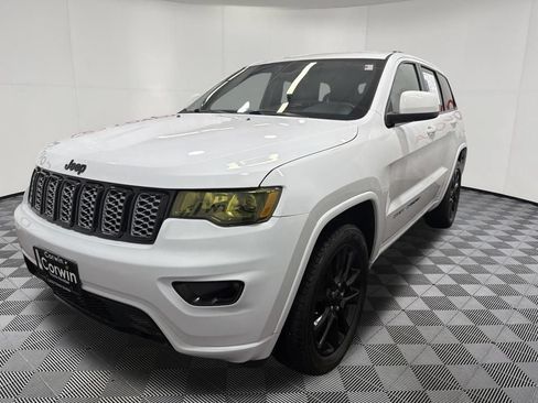 Used 2018 Jeep Grand Cherokee Altitude AWD/4WD image 3