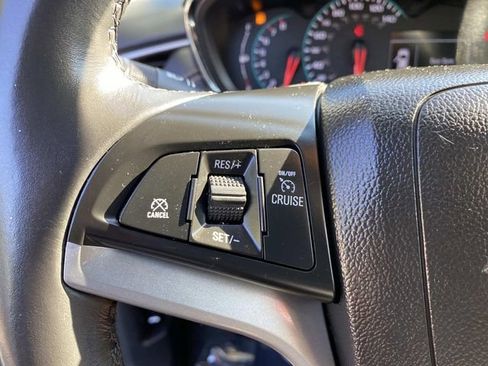 Used 2022 Chevrolet Trax LT w/ LT Convenience Package image 11