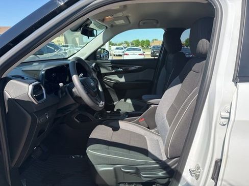 Used 2025 Chevrolet TrailBlazer LS w/ LS Convenience Package FWD image 12