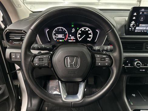 Used 2025 Honda Pilot Touring image 14