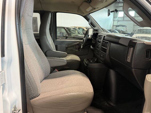 Used 2017 Chevrolet Express 3500 LT w/ LT Preferred Equipment Group RWD image 13