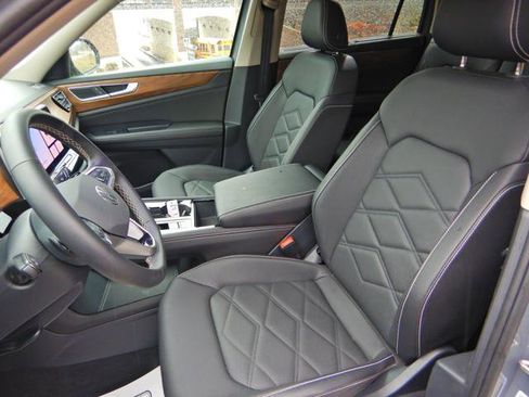 Used 2025 Volkswagen Atlas SE image 8