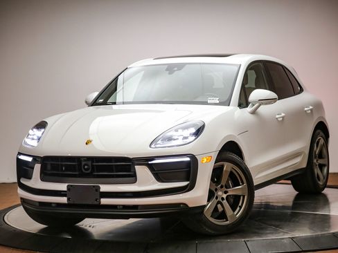 Certified 2024 Porsche Macan w/ Premium Plus Package AWD/4WD image 1