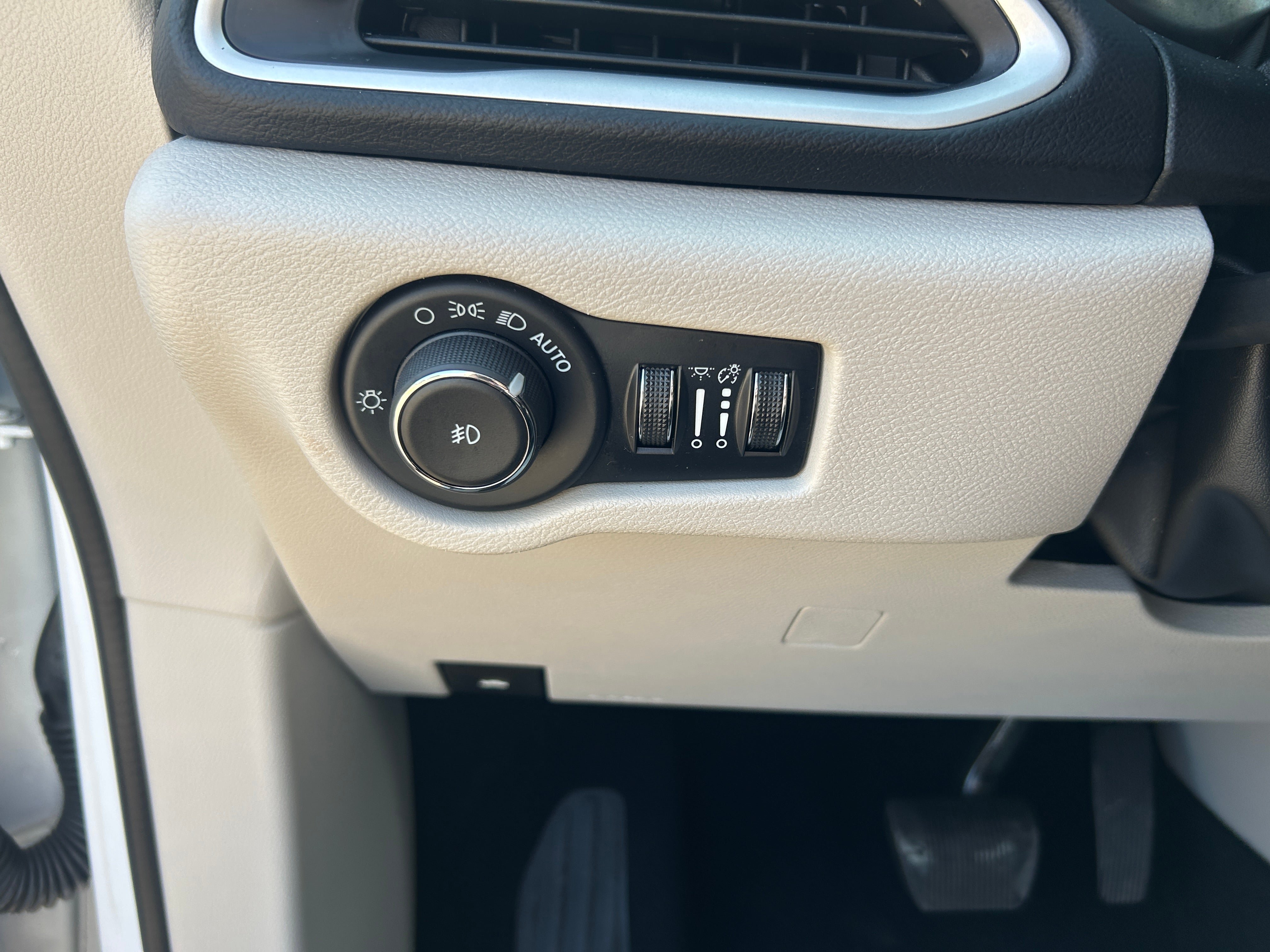 Used 2024 Chrysler Pacifica Touring-L FWD image 19