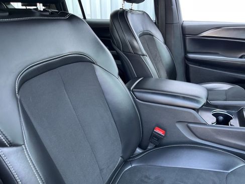 Used 2024 Jeep Grand Cherokee L Laredo image 41