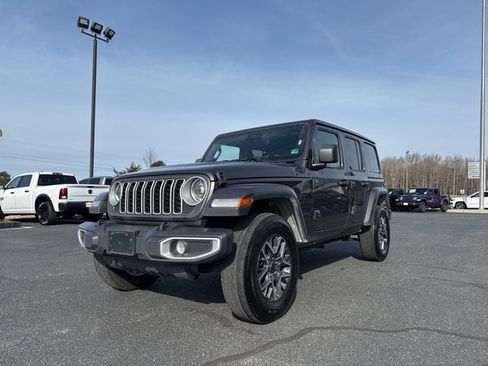 Used 2025 Jeep Wrangler Sahara image 12