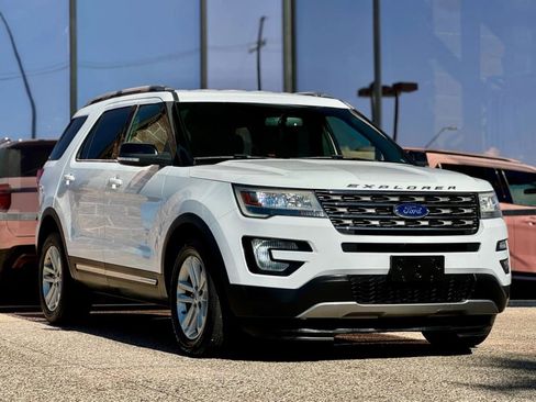 Used 2017 Ford Explorer XLT w/ Equipment Group 201A image 16