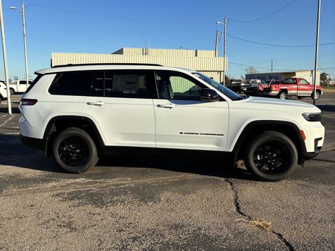 New 2025 Jeep Grand Cherokee L Laredo image 15