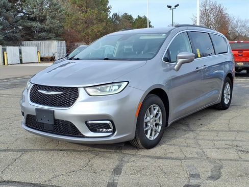 Used 2021 Chrysler Pacifica Touring image 3