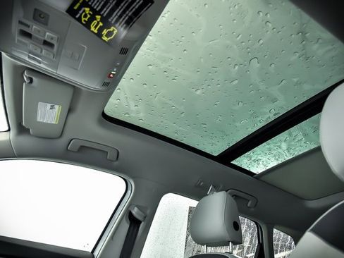 Certified 2025 Volkswagen Taos SE w/ Panoramic Sunroof Package image 8