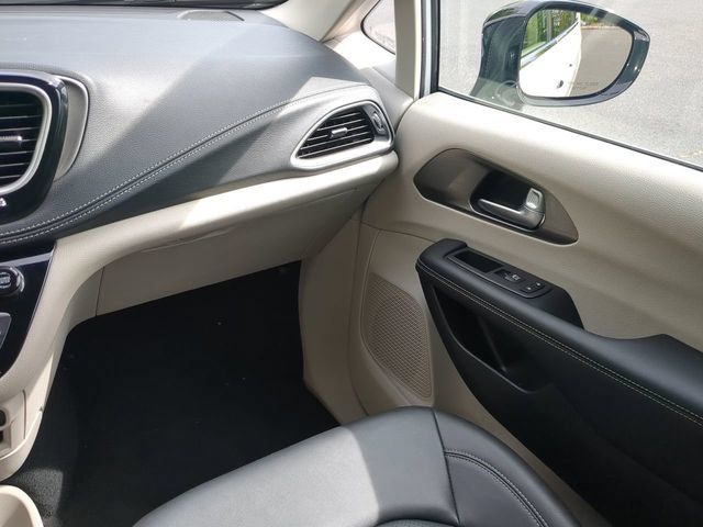 Used 2024 Chrysler Pacifica Limited FWD image 16