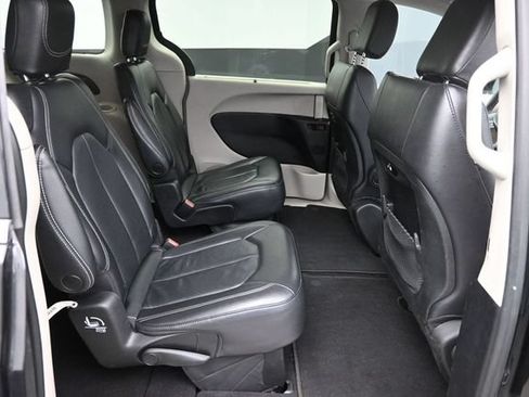 Used 2022 Chrysler Pacifica Touring-L FWD image 13