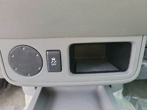 Used 2014 Nissan Frontier SV image 26