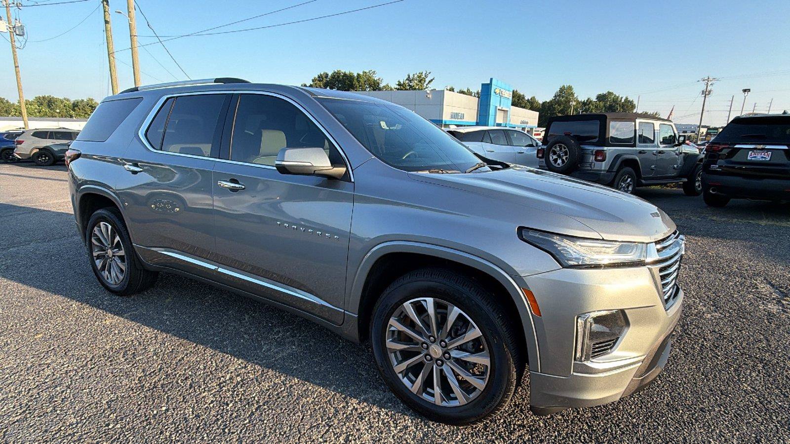 Used 2023 Chevrolet Traverse Premier FWD image 6