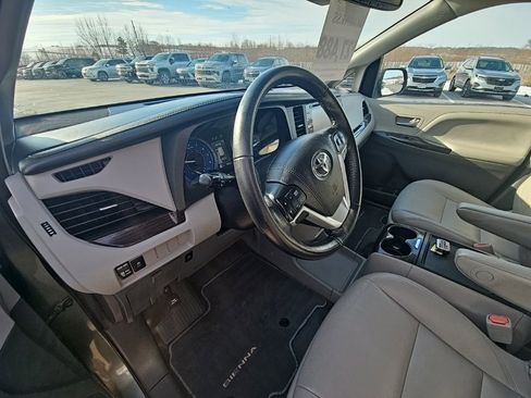 Used 2020 Toyota Sienna XLE image 11