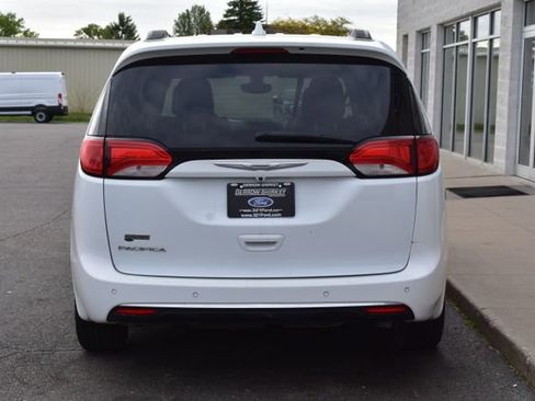 Used 2017 Chrysler Pacifica Touring-L w/ Tire & Wheel Group FWD image 9