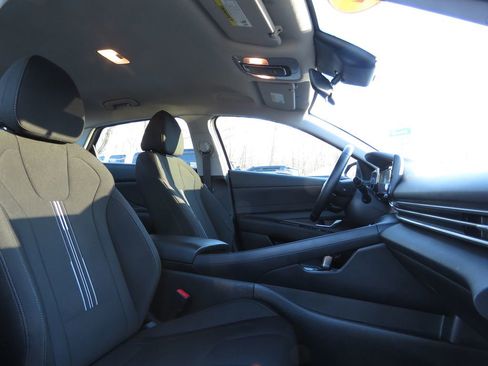 Used 2022 Hyundai Elantra SEL w/ Convenience Package image 12