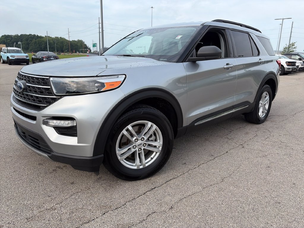 Used 2024 Ford Explorer XLT w/ Equipment Group 202A AWD/4WD image 3