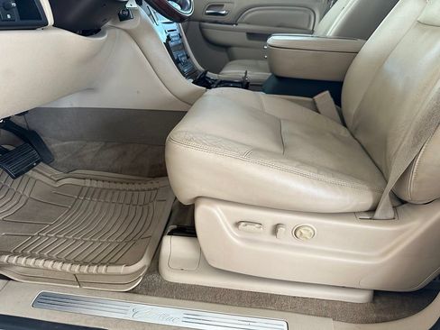 Used 2011 Cadillac Escalade Premium RWD image 10