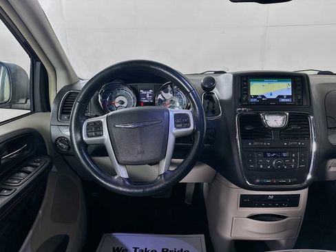 Used 2016 Chrysler Town & Country Touring-L image 25