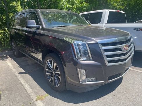 Used 2017 Cadillac Escalade ESV Premium Luxury RWD image 3