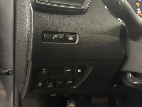 Used 2018 Nissan Rogue SV w/ Sun & Sound Touring Package image 15