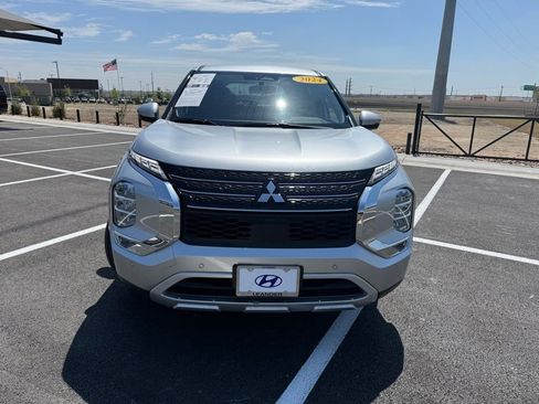 Used 2024 Mitsubishi Outlander SE image 2