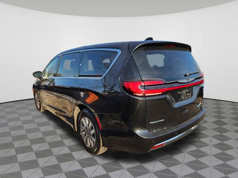 Used 2023 Chrysler Pacifica Touring-L image 3