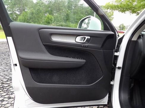 New 2025 Volvo XC40 B5 Core w/ Protection Package Premier image 8