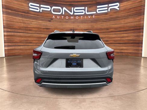 Used 2025 Chevrolet Trax LT w/ LT Convenience Package image 5