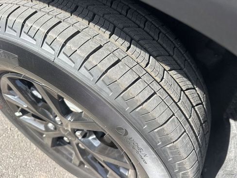 Used 2025 Jeep Grand Cherokee Altitude image 4