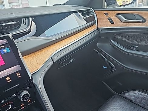 Used 2022 Jeep Grand Cherokee Summit AWD/4WD image 9