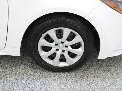 Certified 2025 Toyota Corolla LE FWD image 5